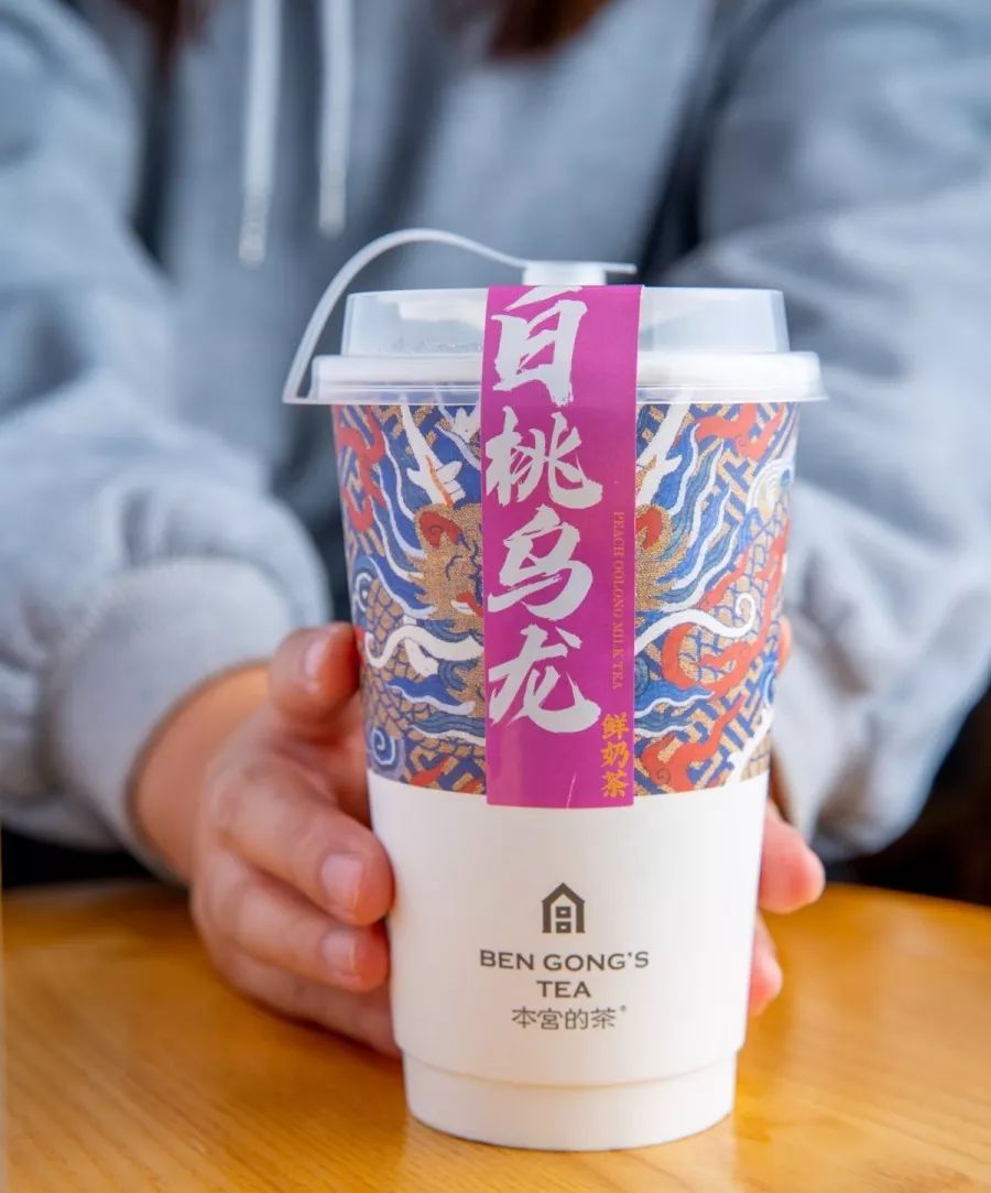 乌龙茶和 鲜奶的默契从来不会出错 但  白桃果汁的加入  让这个组合