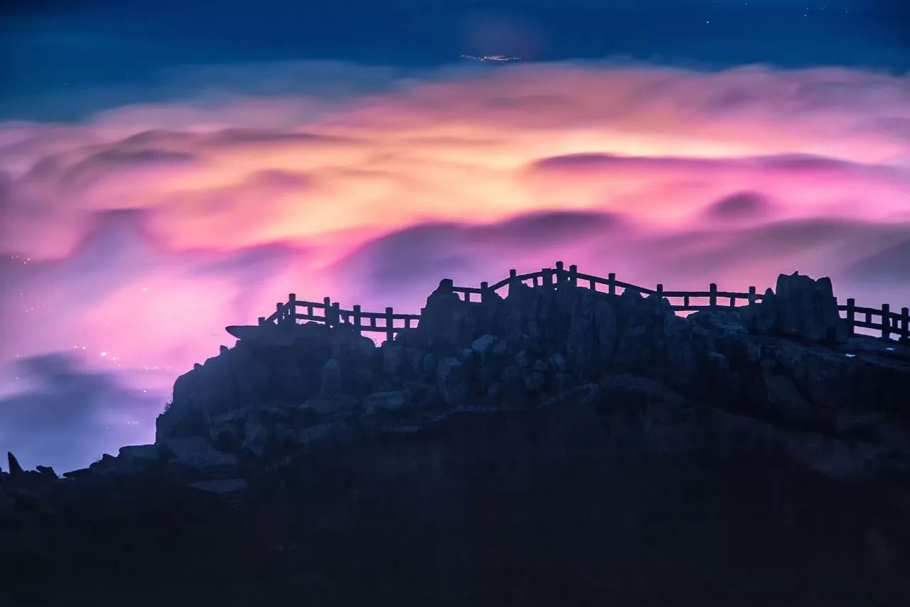 杜甫《望岳》岱宗夫如何,齐鲁青未了.造化钟神秀,阴阳割昏晓.