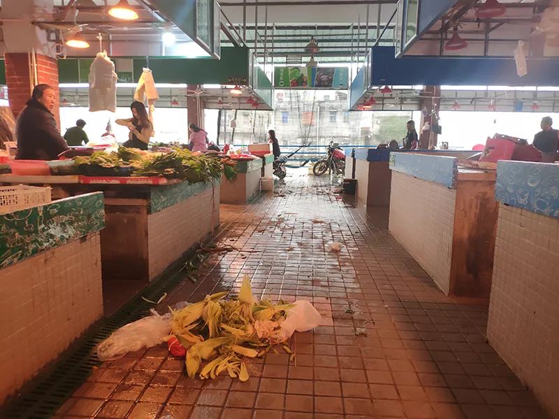 创文进行时67脏乱差依然突出我市部分农贸市场占道摆卖回潮