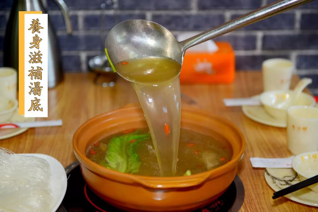 如此美味的养生靓汤谁会顶得住呀,一上桌便拿起汤勺往碗里倒进两勺