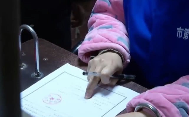 随后,她在逮捕令上签字盖手印,盖手印的时候,她还仔细询问手印的位置