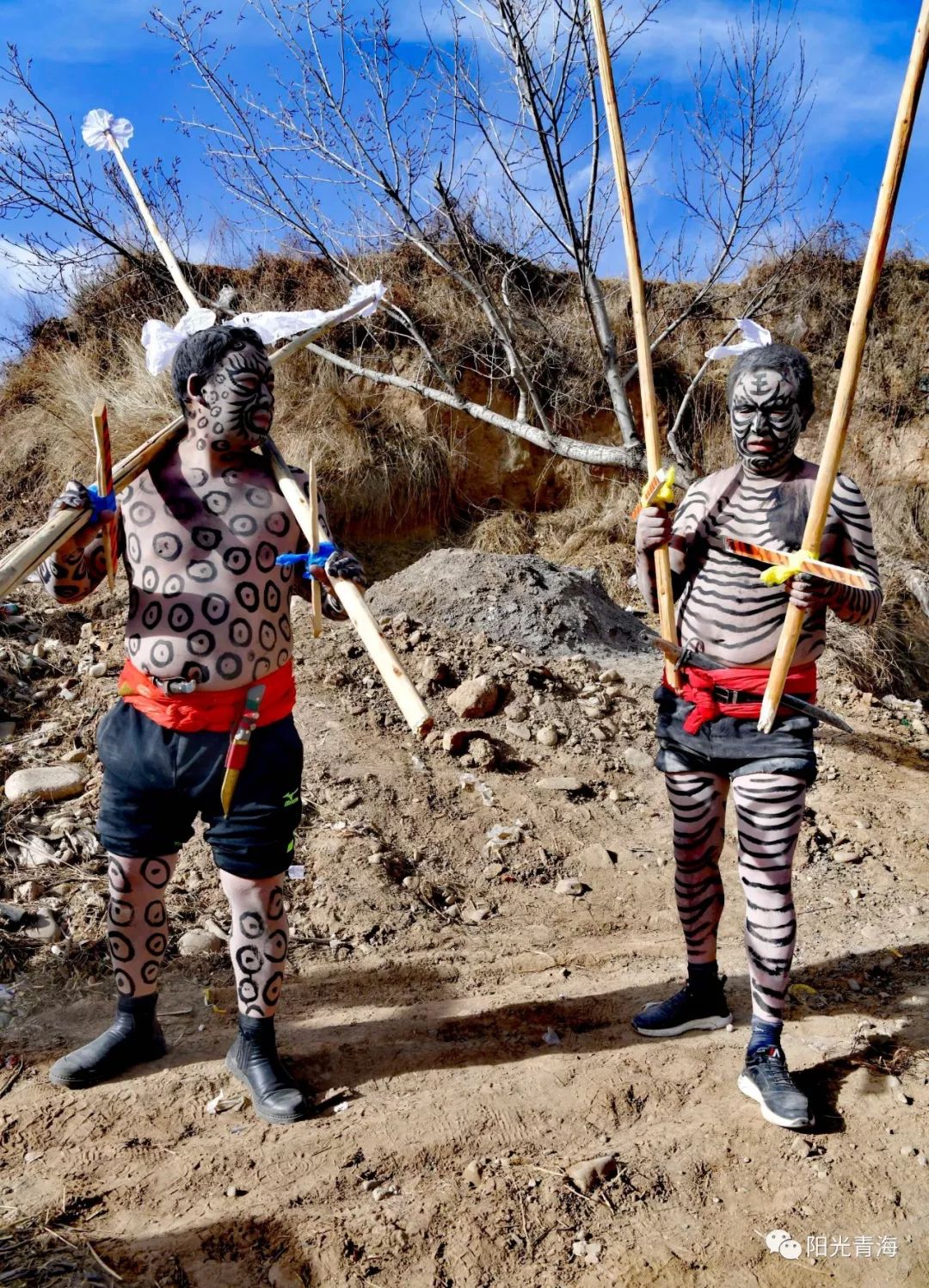 青海这七名男子袒胸露背身涂虎纹豹斑是为了