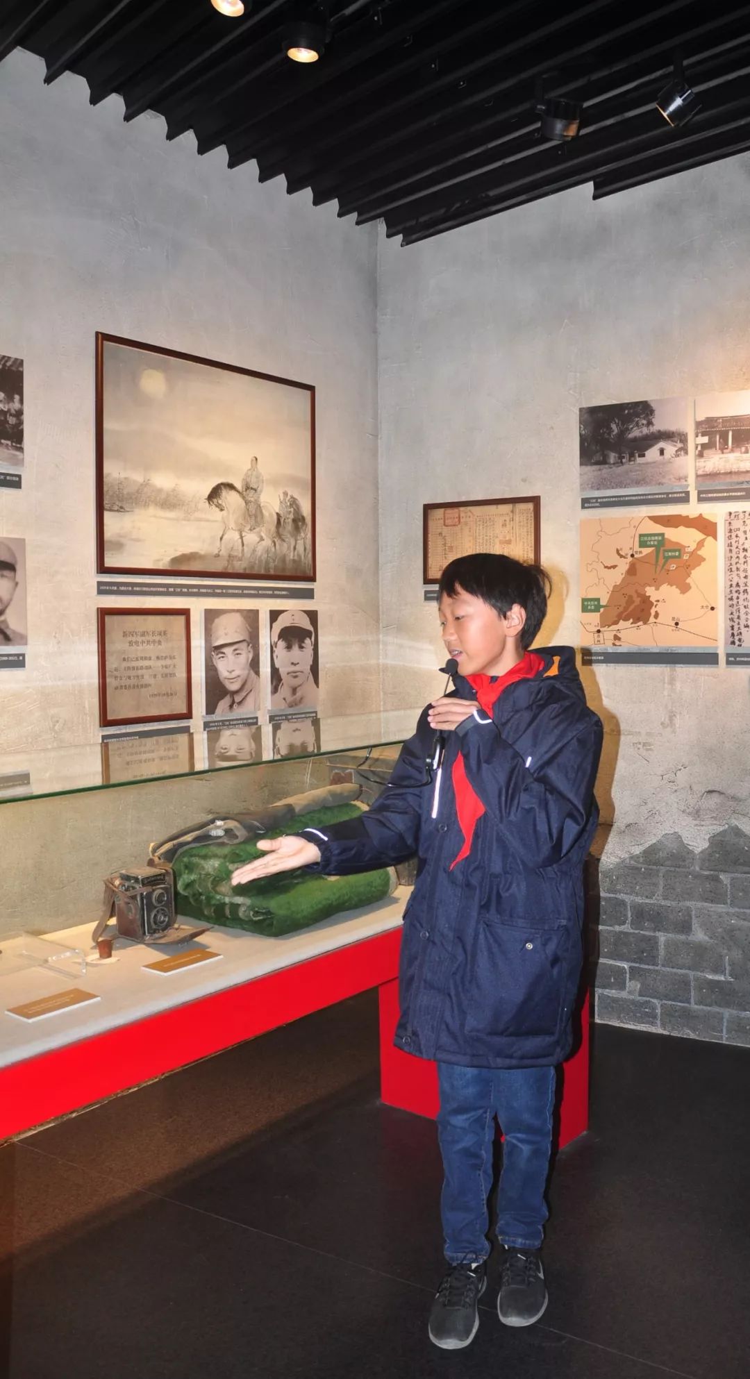 立达中学齐子昕同学讲解"一颗子弹头"文物故事一中的邓其谦讲述"一台