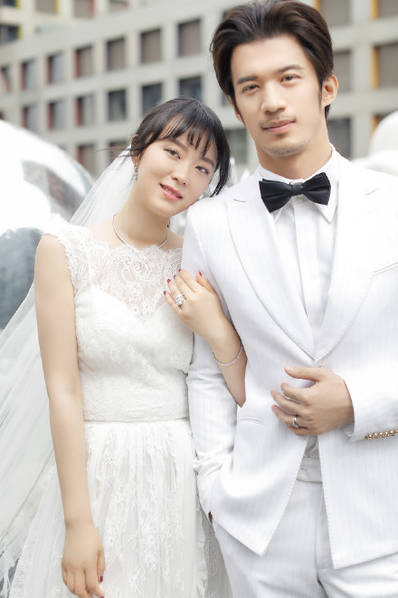 12月16日,黄璐更新微博,宣布跟丈夫离婚.