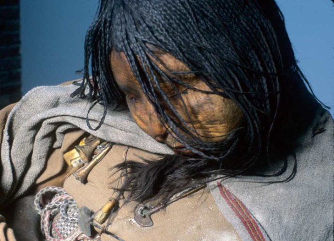 山顶发现15岁冰尸少女500年仍清晰可见研究结果令人吃惊
