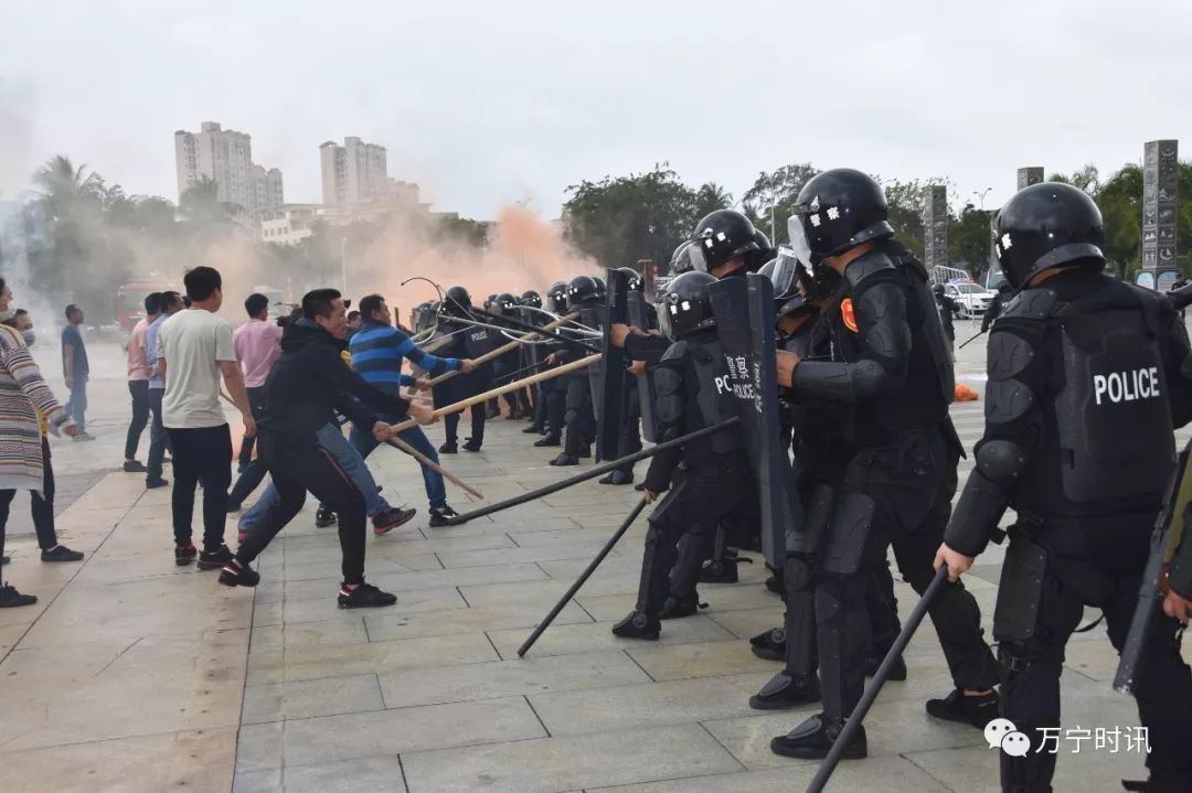 为检验全警实战大练兵效果万宁公安举办应急处突演练