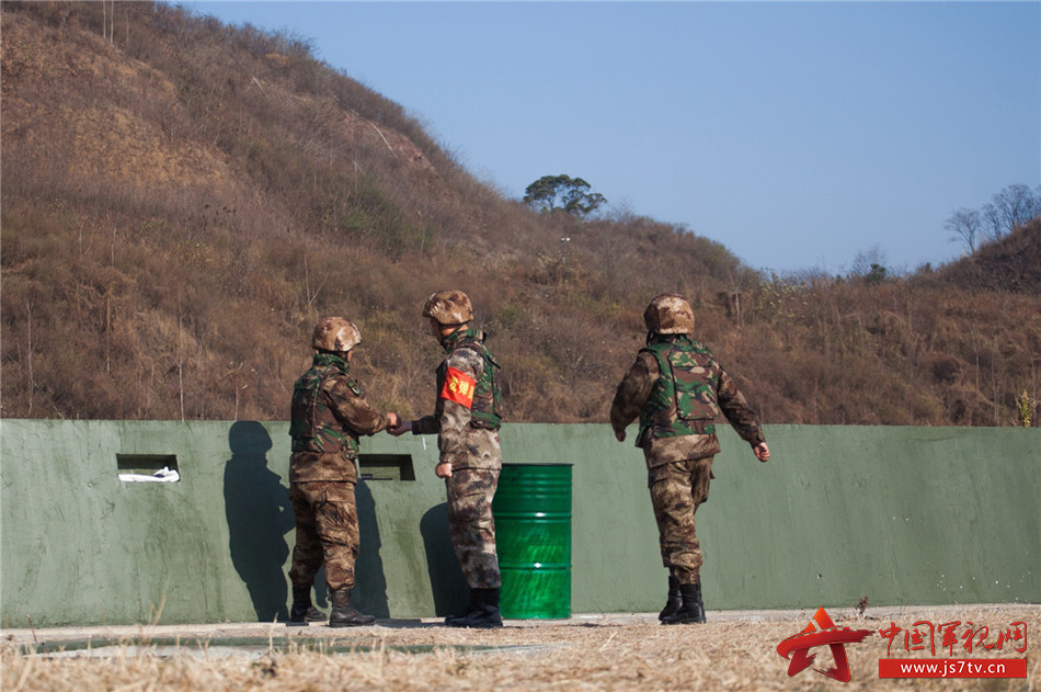 硝烟弥漫,带你领略新兵团女兵手榴弹实弹投掷精彩瞬间