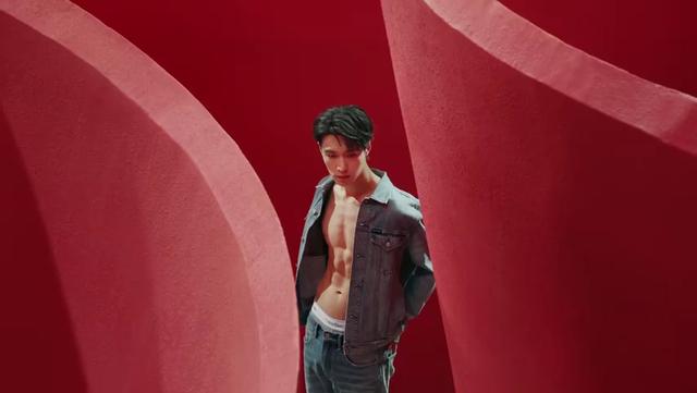 原创张艺兴参拍广告大秀身材,八块腹肌性感纹路清晰,很man很帅气