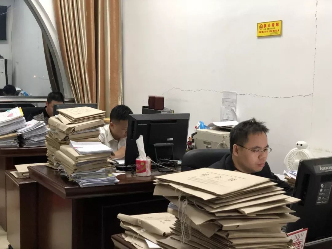 法院干警集体加班为哪般?真相只有一个