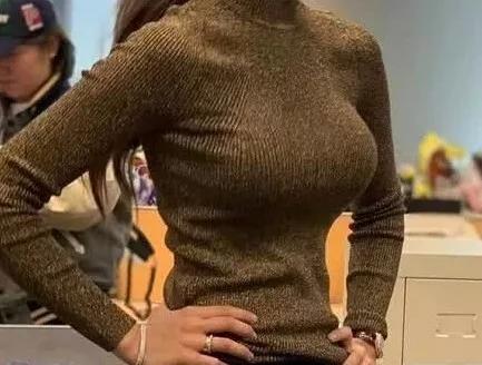 吉娜人这么瘦胸这么大肯定是隆胸了吧