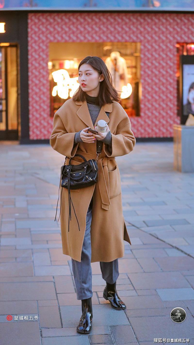 街拍:时尚达人们几乎人手一件,这些时髦单品让你人见人爱