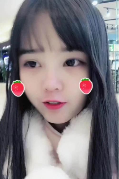 圆脸呆萌女主播,颠覆你认知中的女主播的模样,难怪她能火的起来