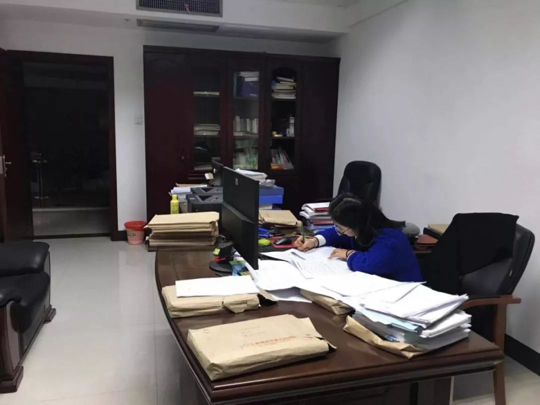 法院干警集体加班为哪般真相只有一个