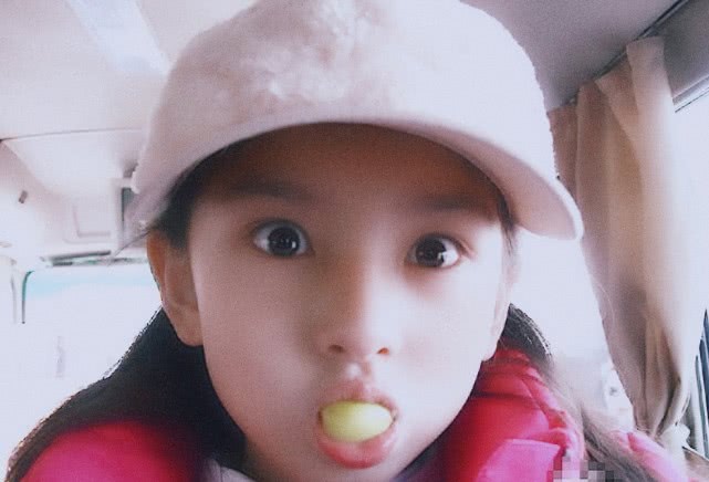 宋祖儿幼时动图曝光,眼睛又水又灵,脸蛋小巧,从小美到大没跑了_小时候