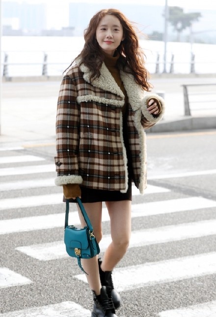 大冬天光腿马丁靴成标配,女明星和素人的区别就是再冷也不穿秋裤