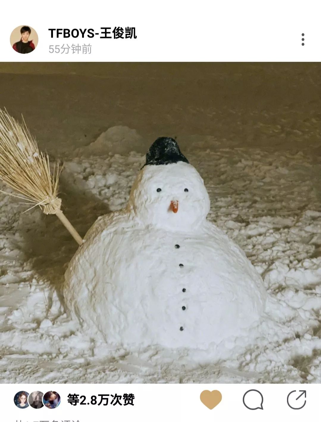 王俊凯收工后在雪地玩篝火还堆了一个雪人雪人的手臂很有才