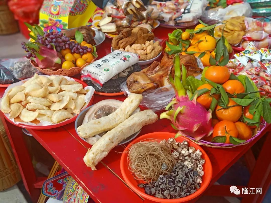 有斋菜,有饼干,有元宝,有鸡,烤鸭,有发粿等等,在戏台前,齐聚拜神"答谢