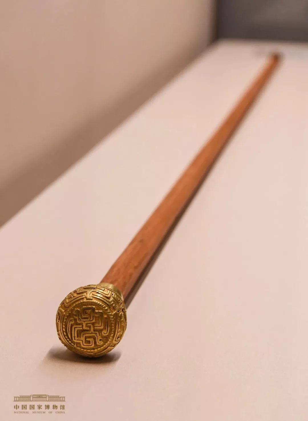 金首铜鐏权杖玉器的主要用途是礼仪和装饰,包括玉礼器,玉饰品,玉器具