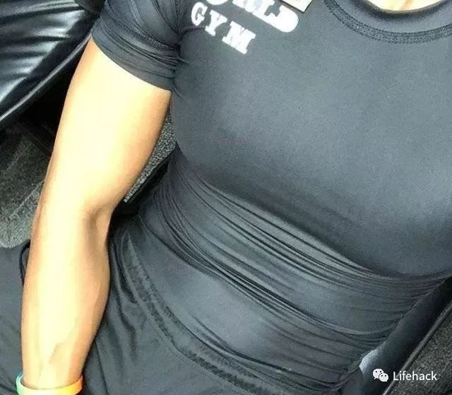 这就是胸肌撑爆衣服的快感吧.