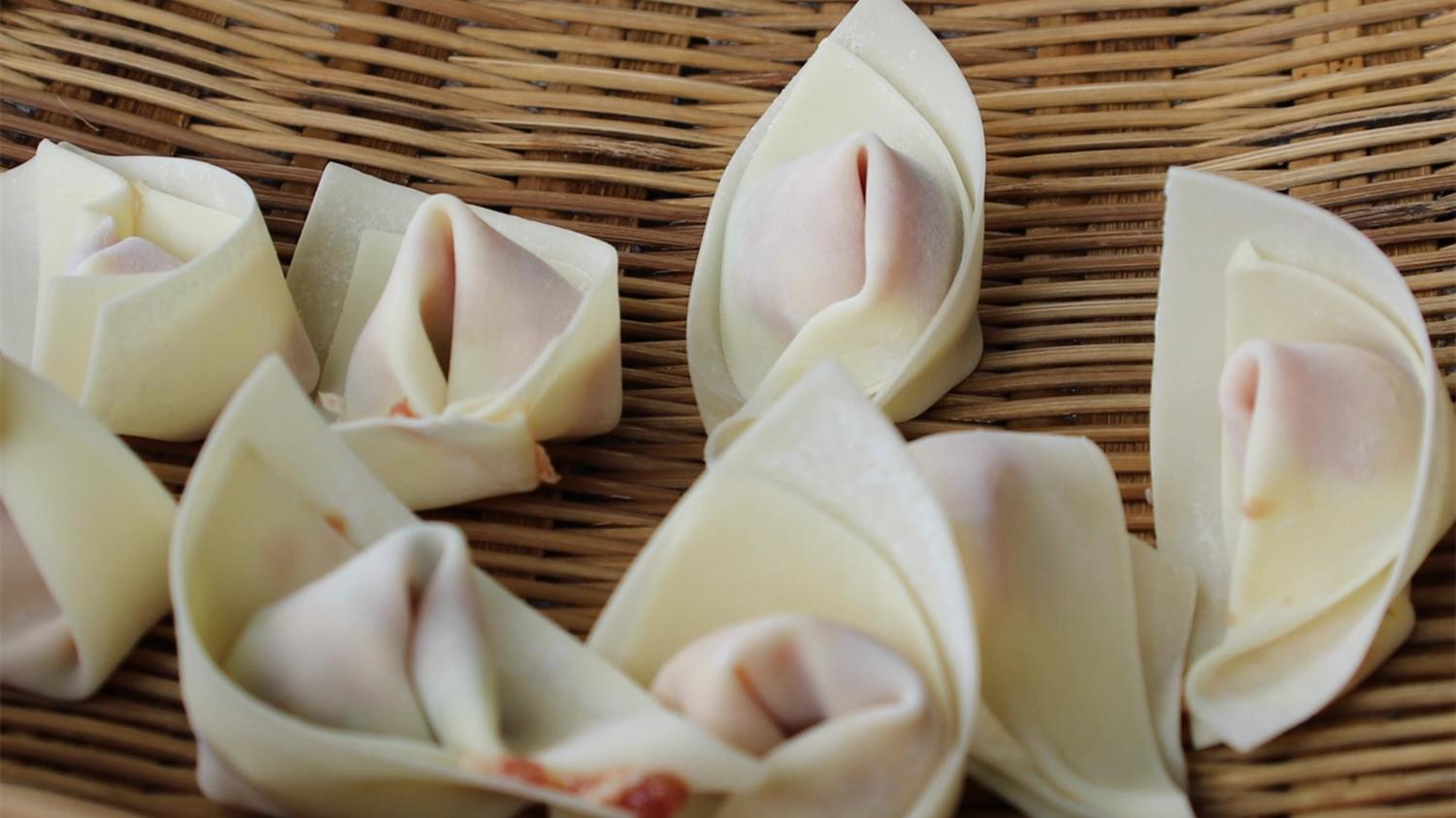 盐不能放多,因为打蘸料的时候还会放盐,不然抄手皮没味