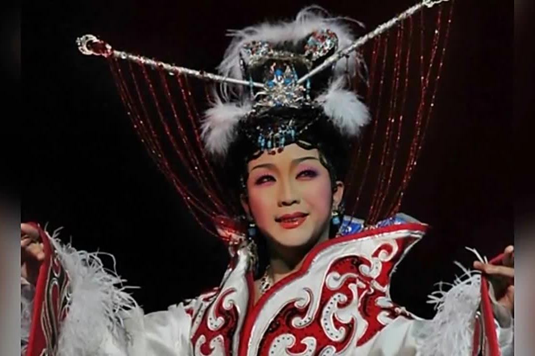 李玉刚男扮女装被指娘私下风格却大不同10岁干女儿太漂亮
