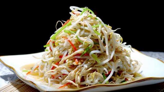 原创美食推荐:豌豆肥肠,凉拌豆芽,炒双菇的做法