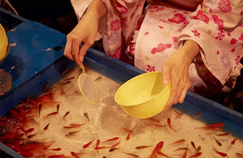 日本夏日祭捞金鱼图片