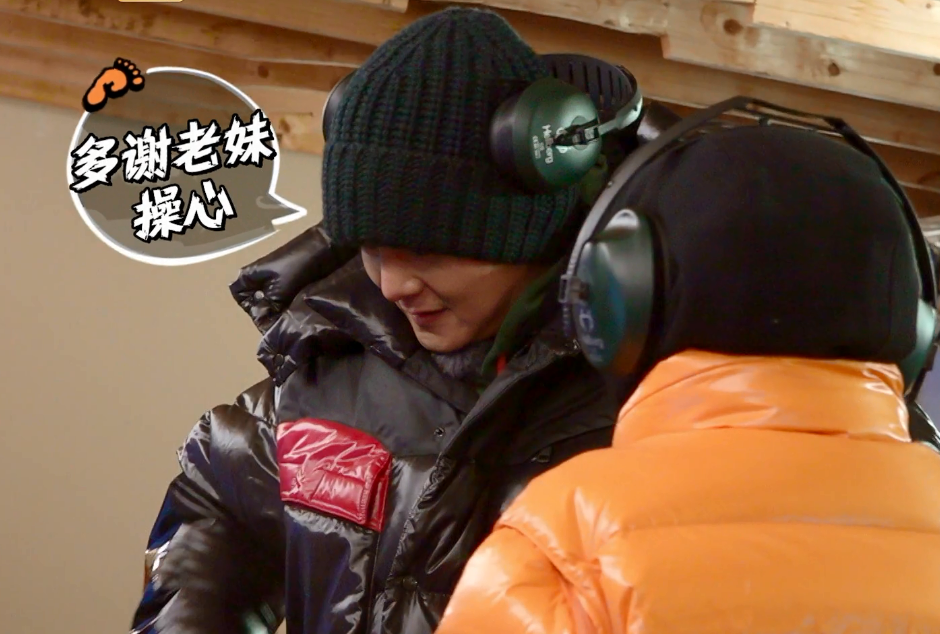 周冬雨射击自曝胸都震没了,喜提"超威猛男人",尹正强颜欢笑