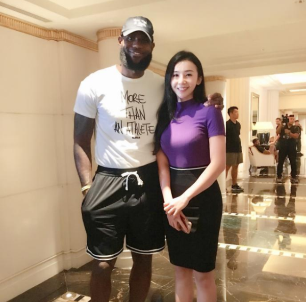 原创nba女主持张曼源复出照引球迷热议:身材暴涨,张姆斯无法淡定!