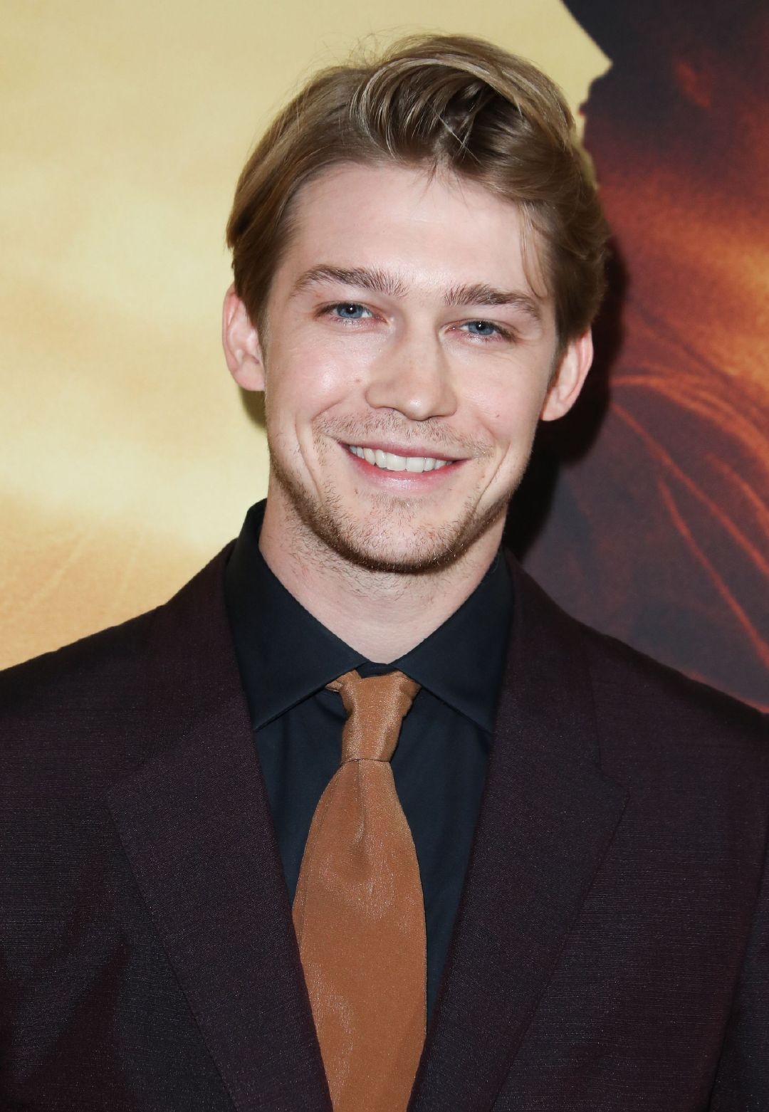 霉霉携小2岁男友现身,一袭中国风长裙像披床单,高冷男友太宠溺_alwyn