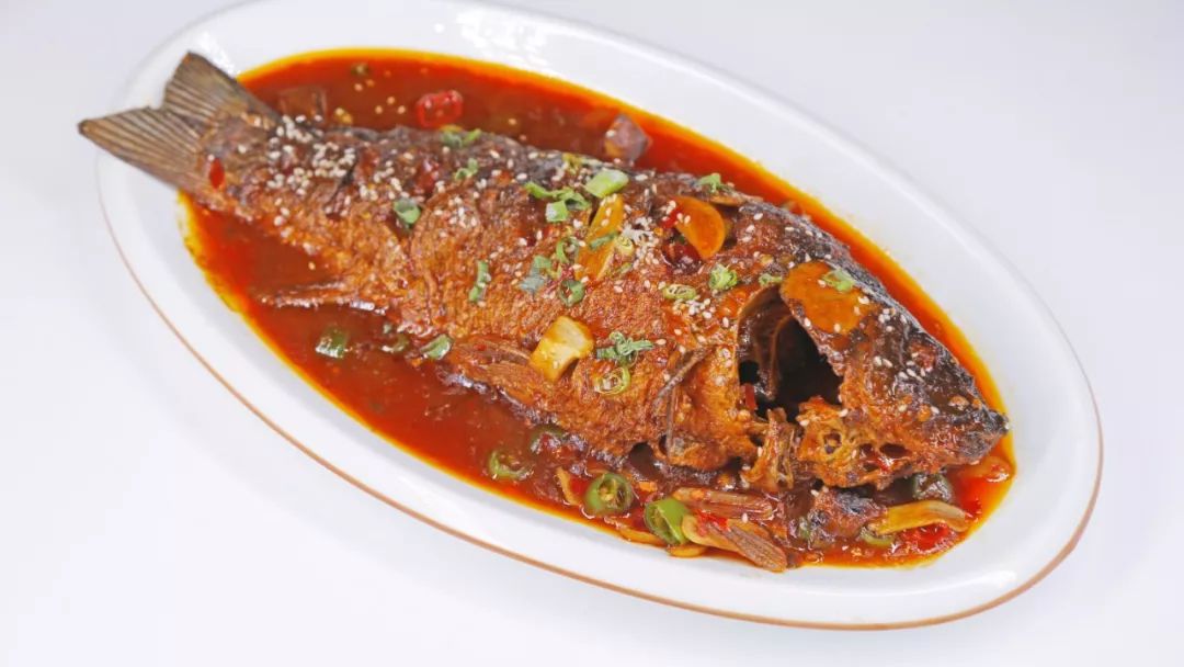 选用保山本地冷水鱼,不使用味精,鸡精,只用葱姜蒜,辣椒和厨师特质酱料