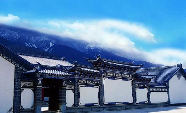 三坊一照壁五井四合天青瓦白墙装着的大理风情