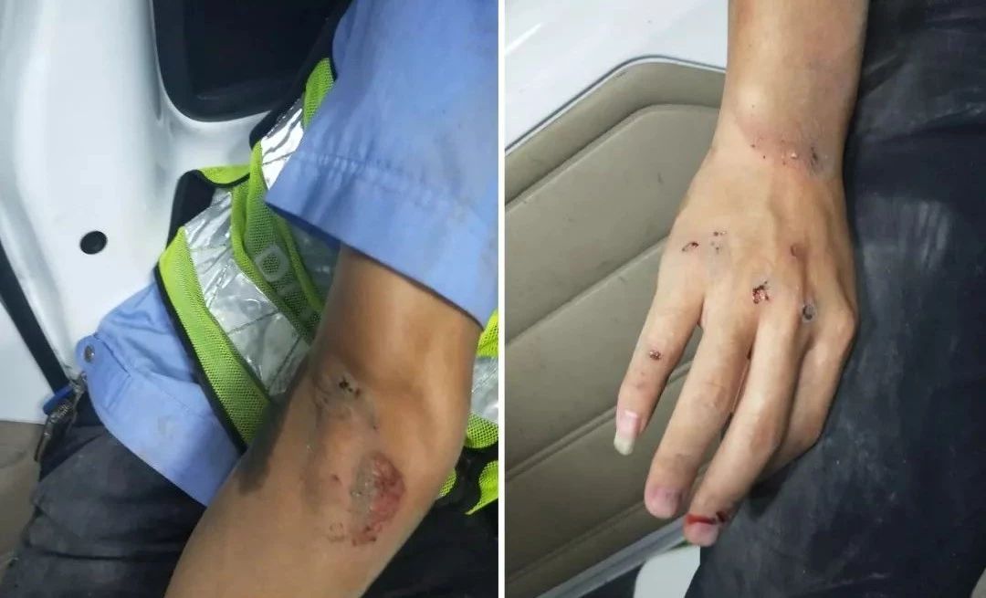 在交通事故现场交警却抡起盾牌直接砸向了车玻璃