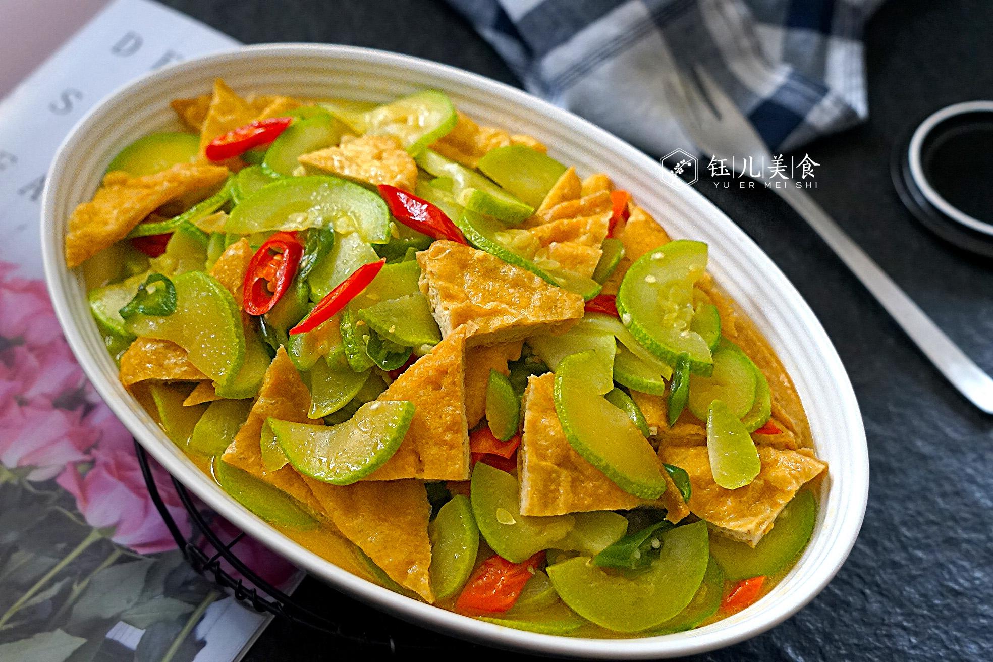 我家隔三差五会买西葫芦回来,因为女儿和老公都喜欢吃西葫芦炒油豆腐