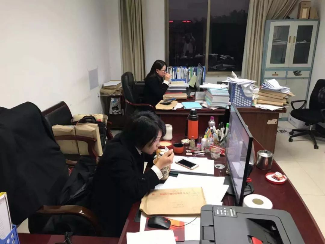 法院干警集体加班为哪般真相只有一个