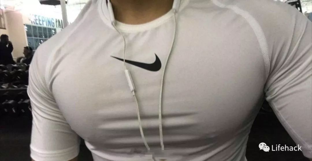 这就是胸肌撑爆衣服的快感吧.