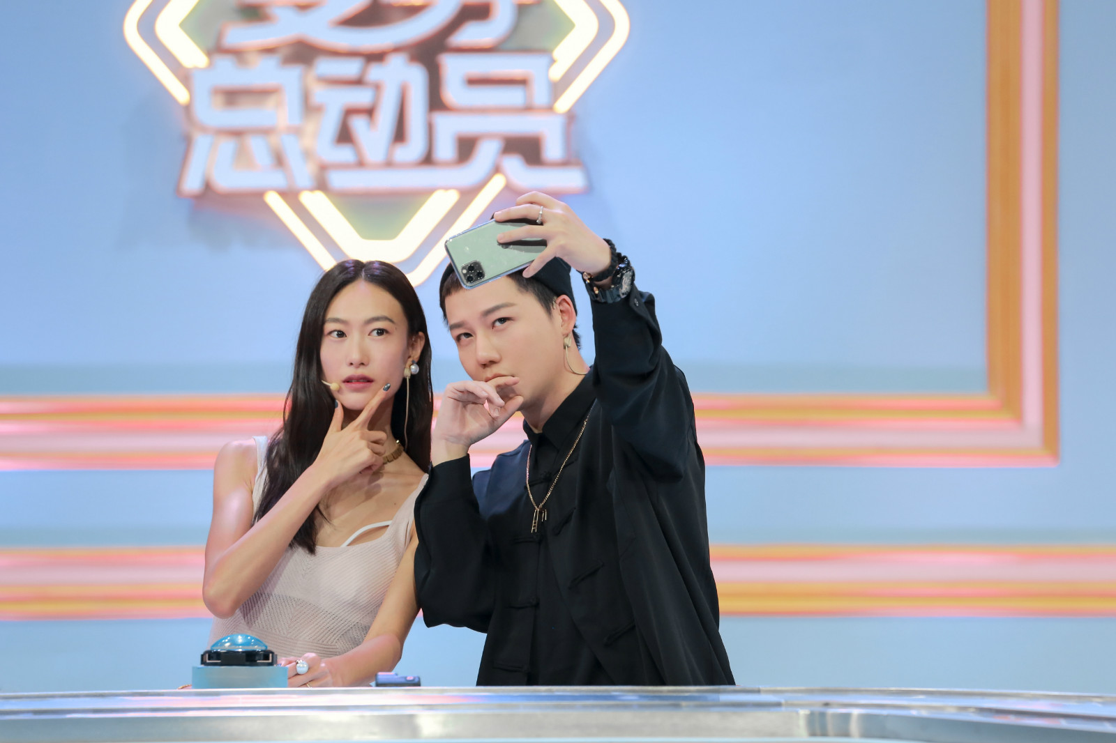 刘维《变身总动员》在线逗趣求礼物 现场示范时尚新搭配