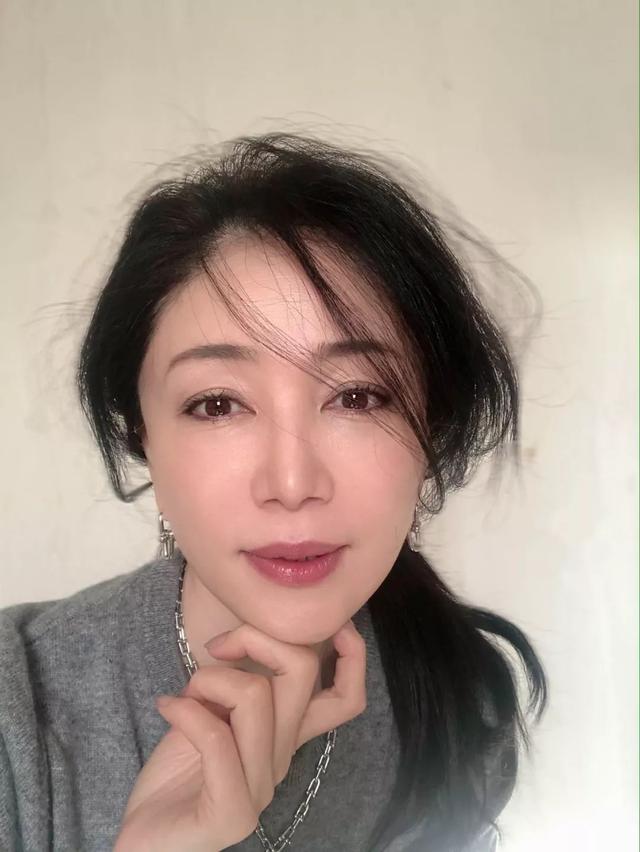 從她的自拍照來看,很多人直言:她要是說自己30歲,我都相信!