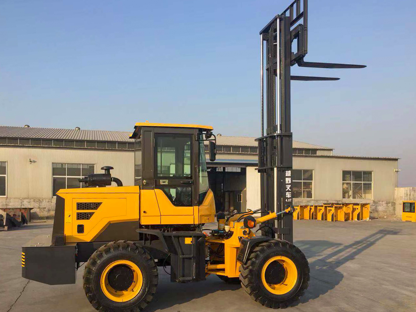 叉车走不了泥泞路重物举不起来你需要一辆越野叉车