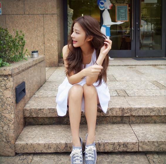 原创43岁的她活成了23岁!容貌气质让人着迷,43岁仍单身