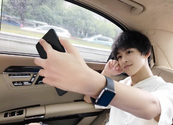 原创何洛洛自曝收情书收到手软,本以为开玩笑,看到旧照女粉愣住一秒