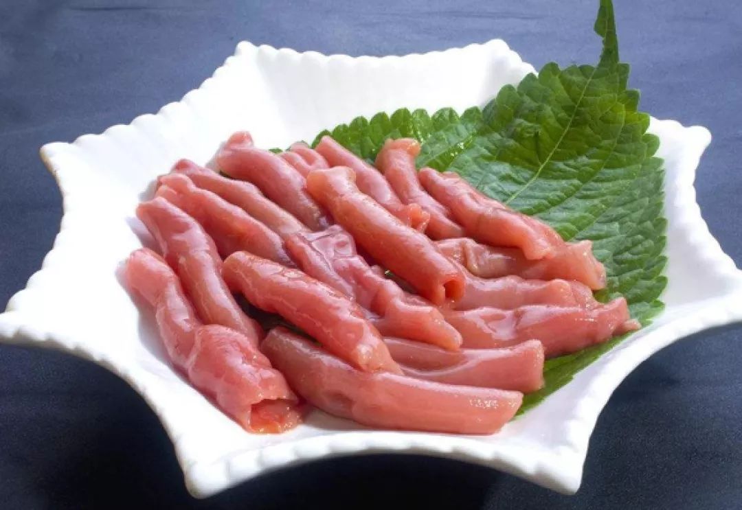 不过,海肠这道美食在美国还没有被人类开发,目前被水獭,鲨鱼,以及