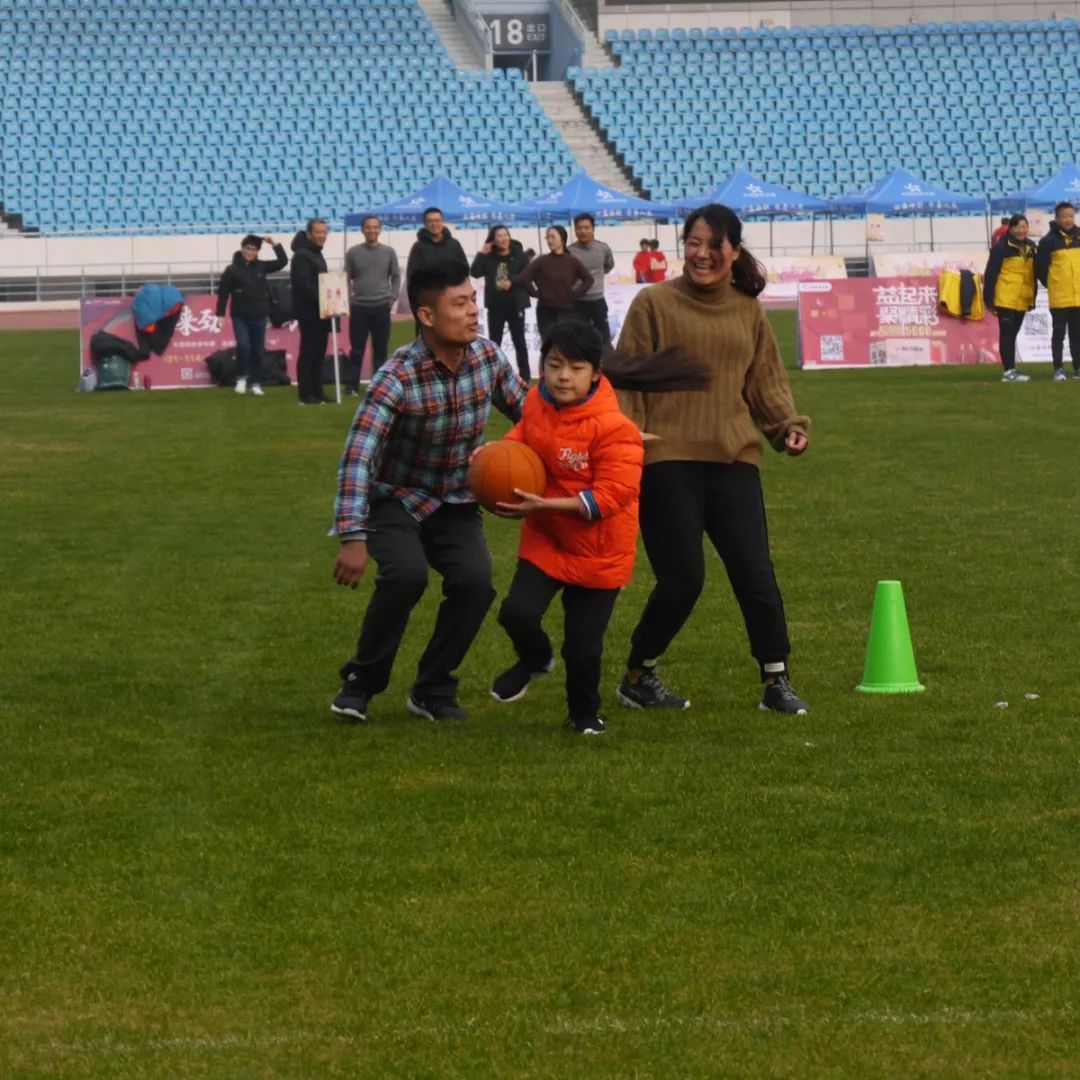 我市6个家庭参加全省家庭趣味运动会