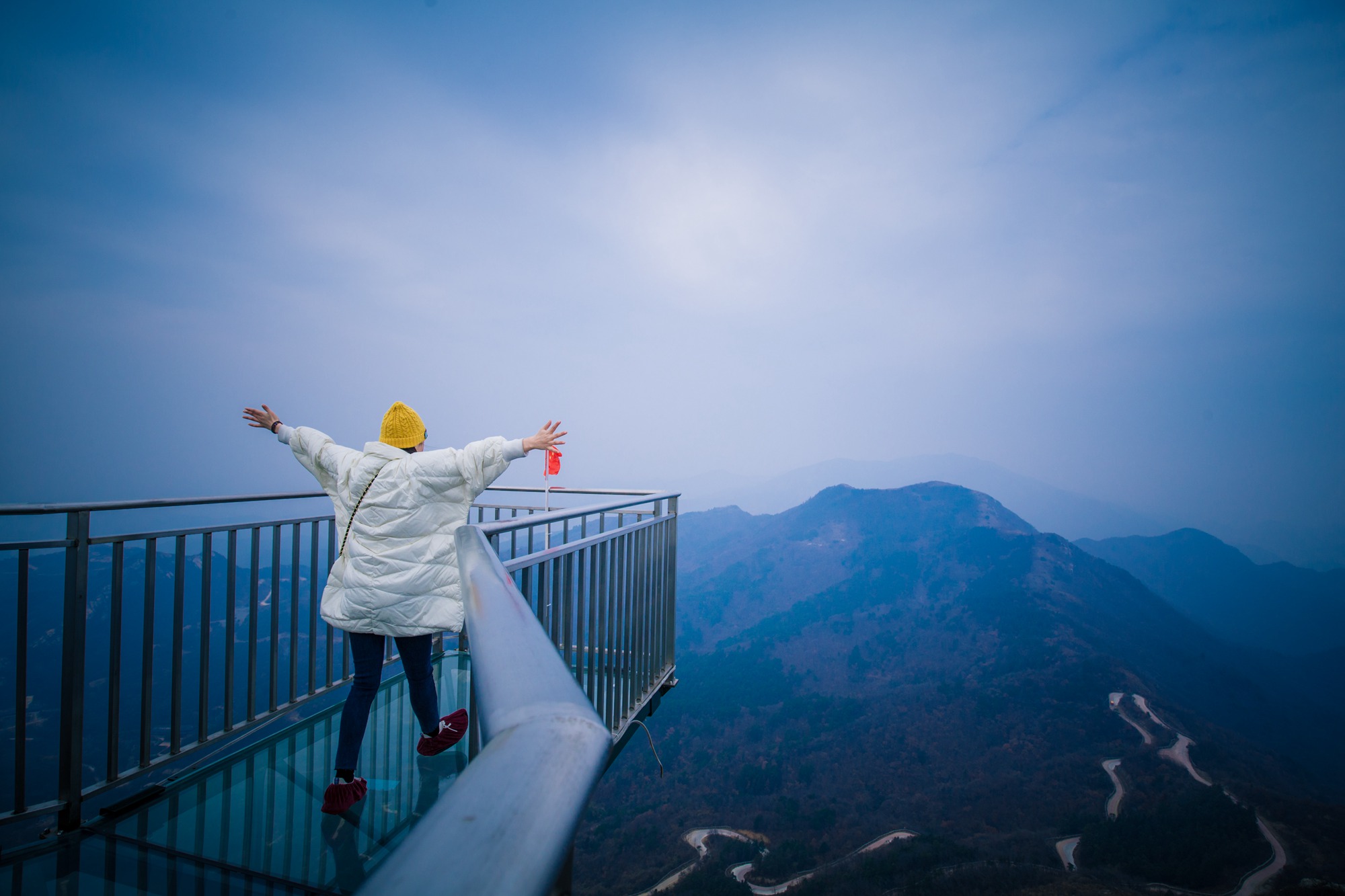 世界最长悬挑玻璃观景平台位于武汉之巅