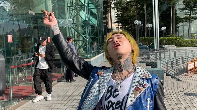 把出轨和吸毒美化得如此清新脱俗,谢和弦也可以说是"不要脸"中的翘楚.