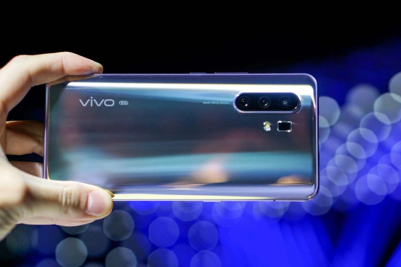 vivo x30 pro 现场上手:更强的拍照,还有更骚的配色?_摄像头