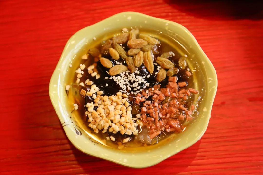 冰粉在四川火锅里是响当当的解辣神器,红豆,芝麻,葡萄干带来多层次
