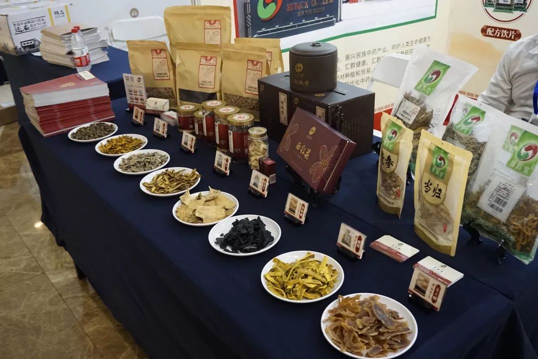 (图 | 产品介绍)本次馆交会现场展示了汇群中药部分产品,汇群精制中药