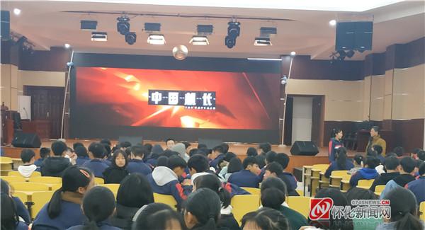 新晃芙蓉学校龙溪校区：观《中国机长》学榜样力量(图1)