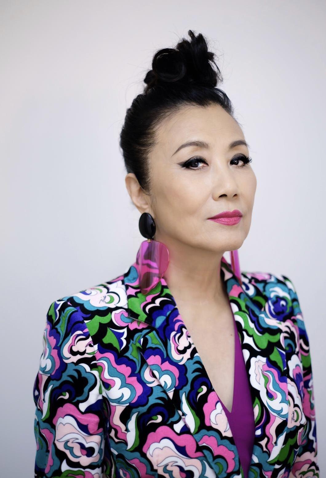 原创汪明荃真敢穿,扎丸子头发型搭配印花西服套装减龄时髦,气质全开